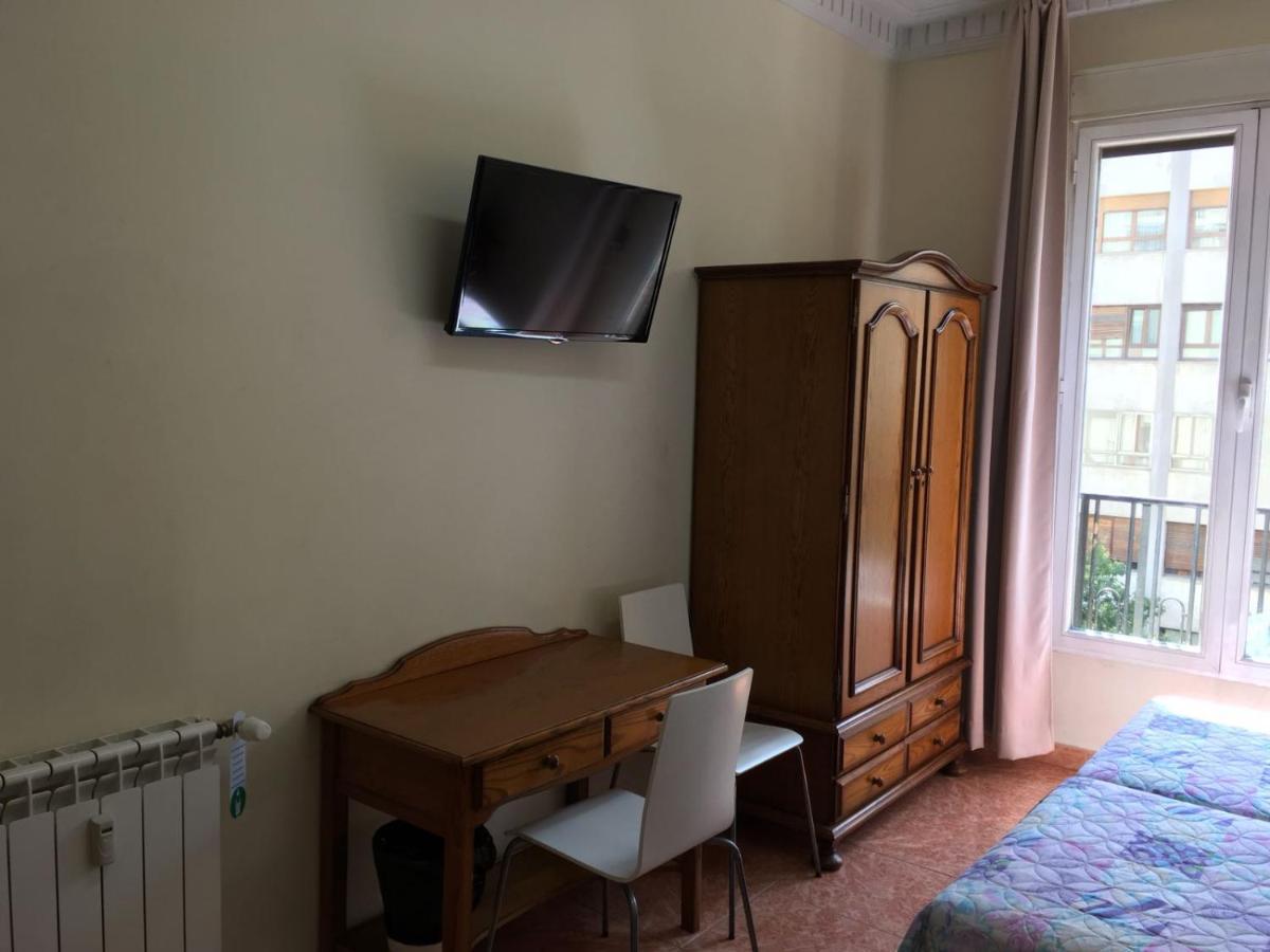 Hostal Retiro Madrid Exterior photo