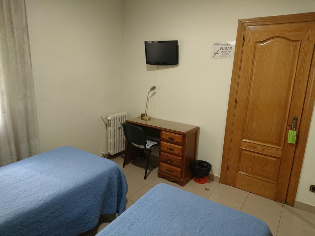 Hostal Retiro Madrid Room photo