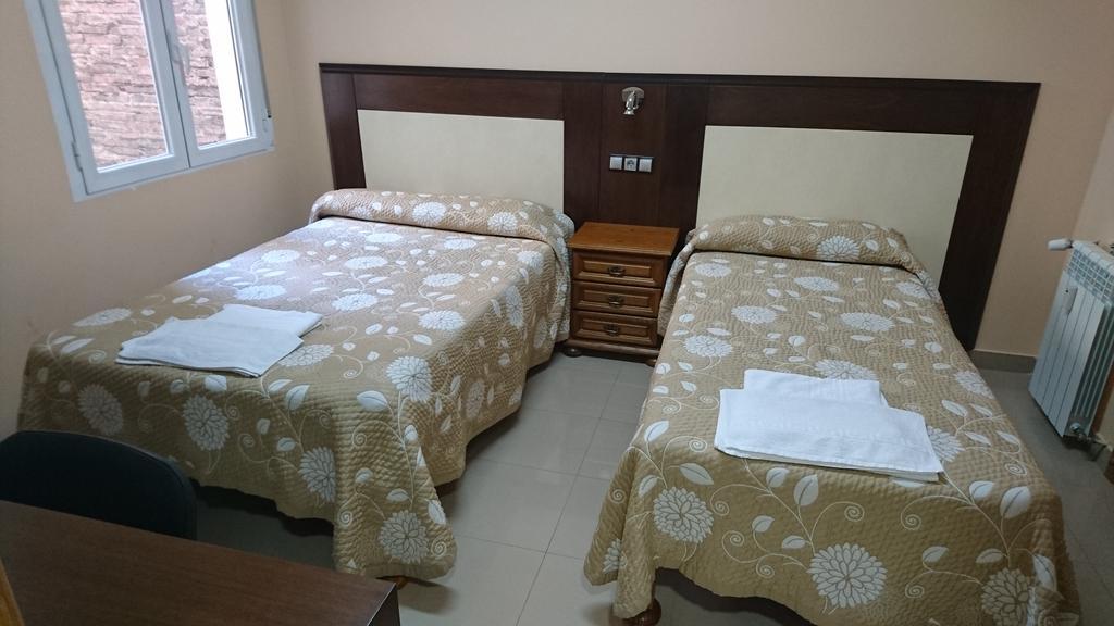 Hostal Retiro Madrid Room photo