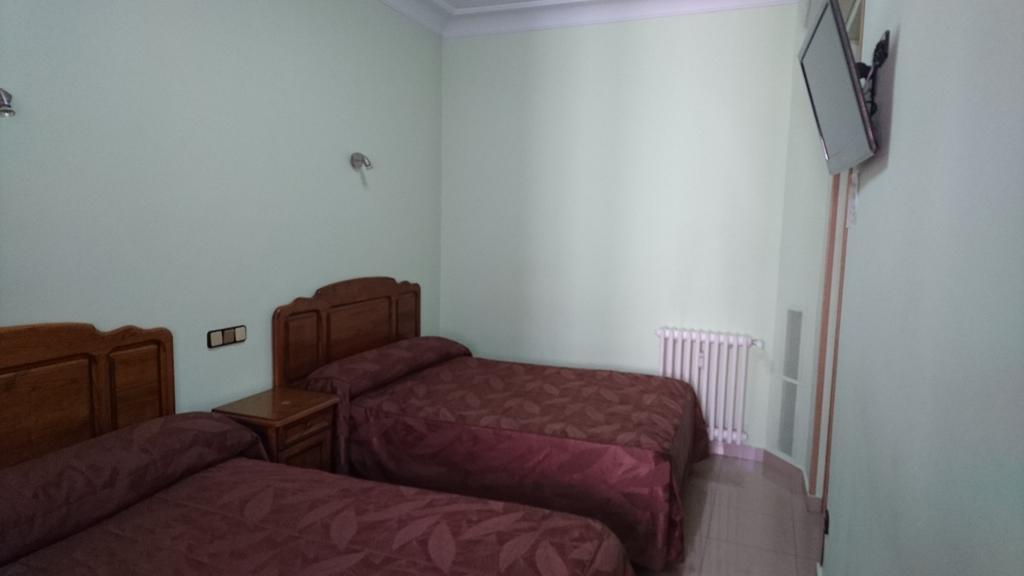 Hostal Retiro Madrid Room photo