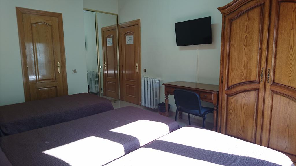 Hostal Retiro Madrid Room photo