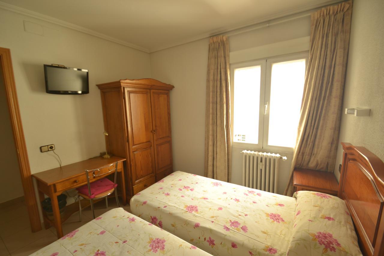 Hostal Retiro Madrid Exterior photo